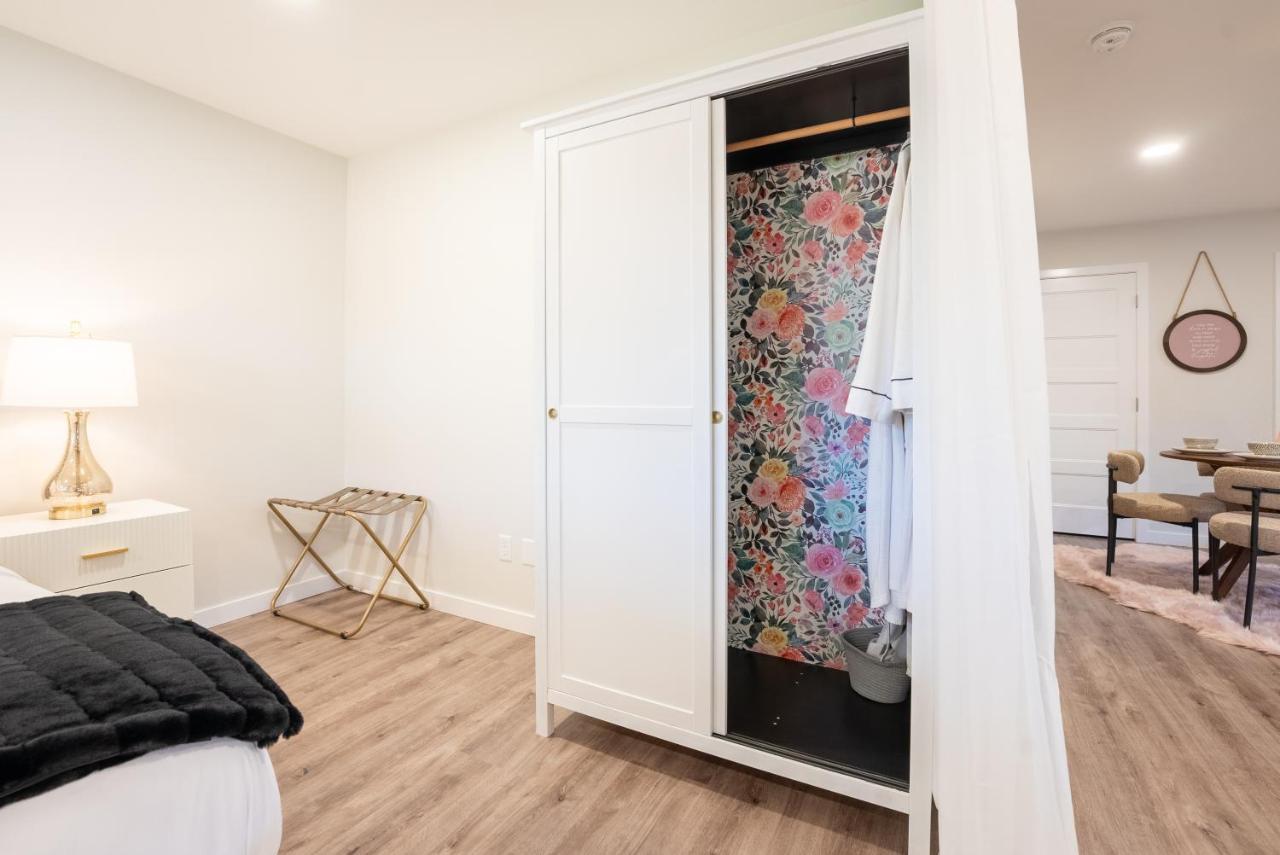 Copperwood Cozy Cellar With Hot Tub Hotel Lethbridge Bagian luar foto