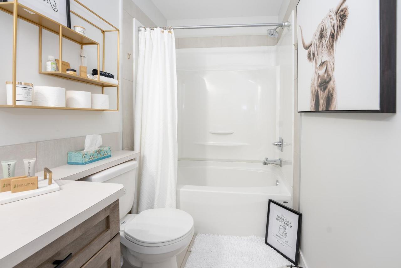 Copperwood Cozy Cellar With Hot Tub Hotel Lethbridge Bagian luar foto
