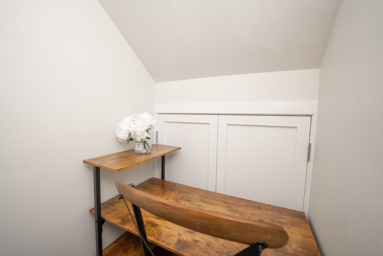 Copperwood Cozy Cellar With Hot Tub Hotel Lethbridge Bagian luar foto