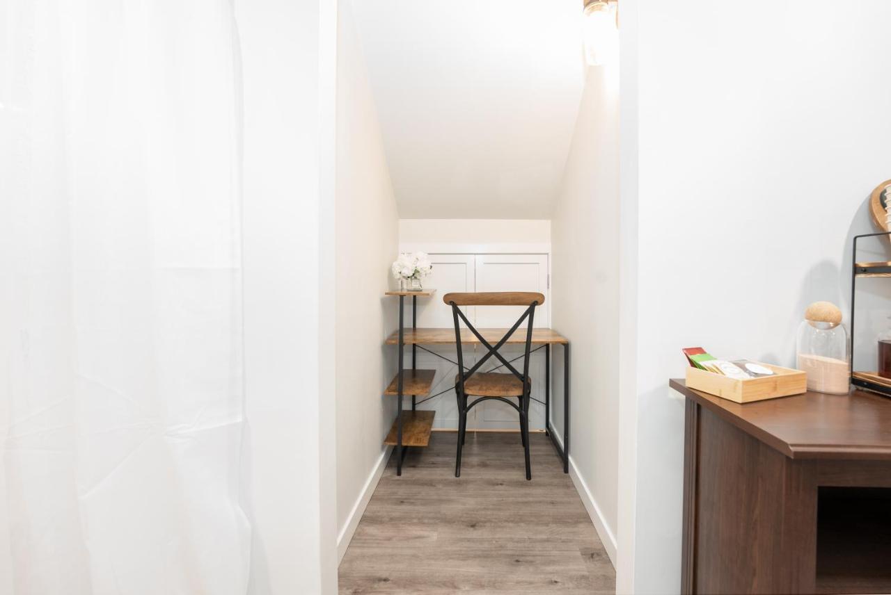 Copperwood Cozy Cellar With Hot Tub Hotel Lethbridge Bagian luar foto