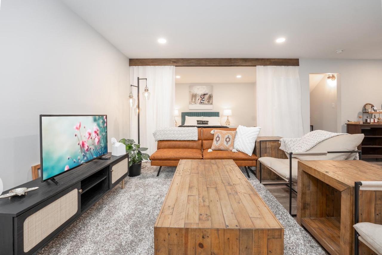 Copperwood Cozy Cellar With Hot Tub Hotel Lethbridge Bagian luar foto