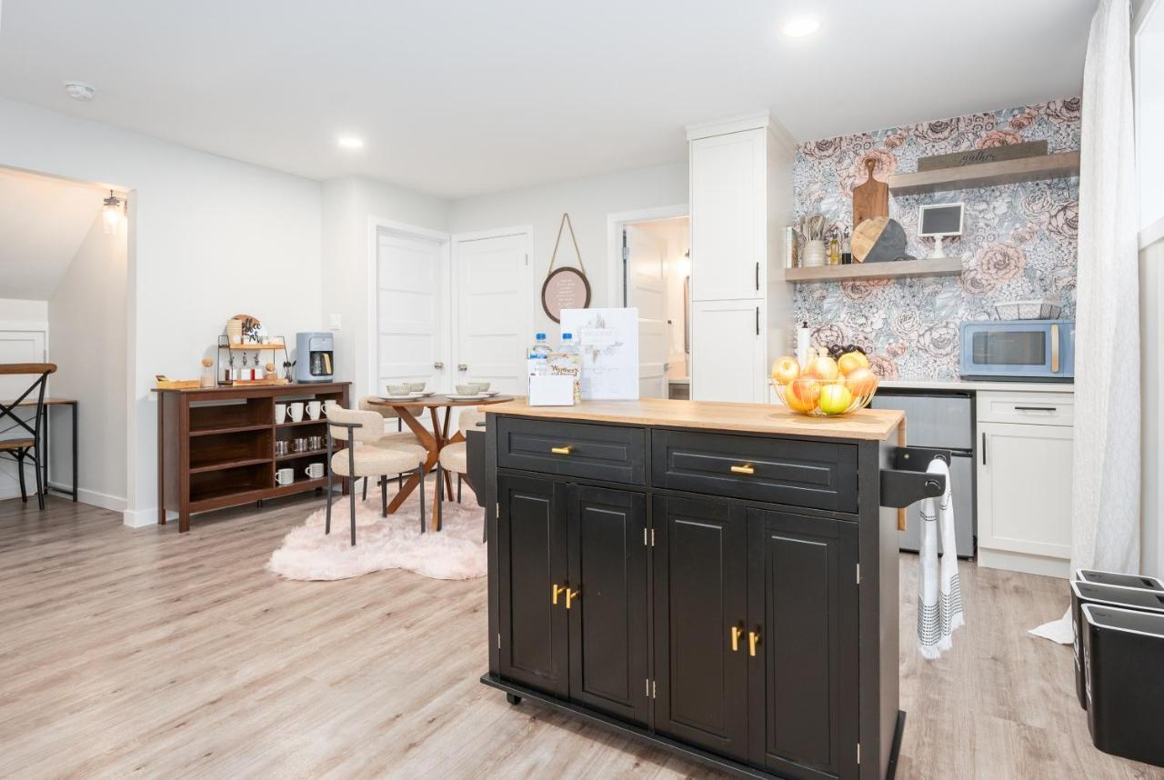 Copperwood Cozy Cellar With Hot Tub Hotel Lethbridge Bagian luar foto