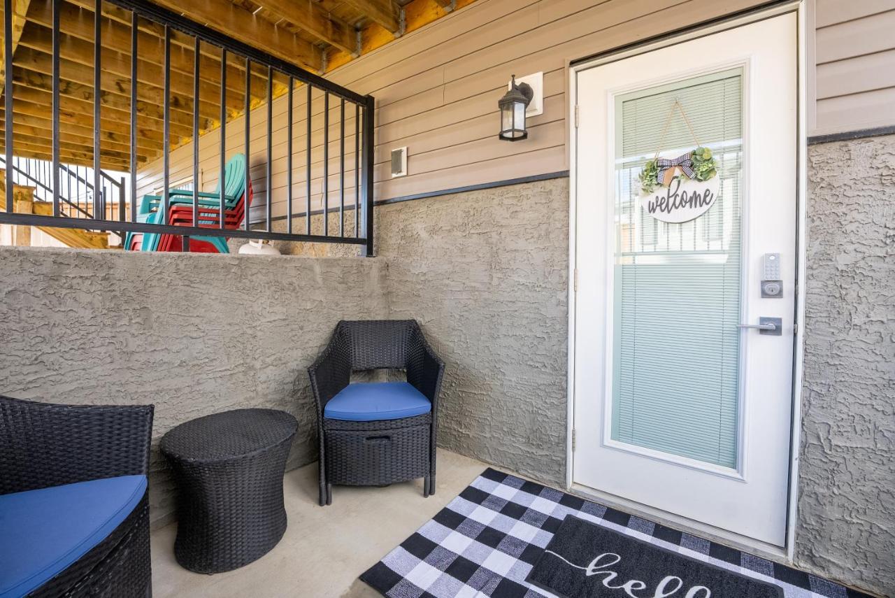 Copperwood Cozy Cellar With Hot Tub Hotel Lethbridge Bagian luar foto